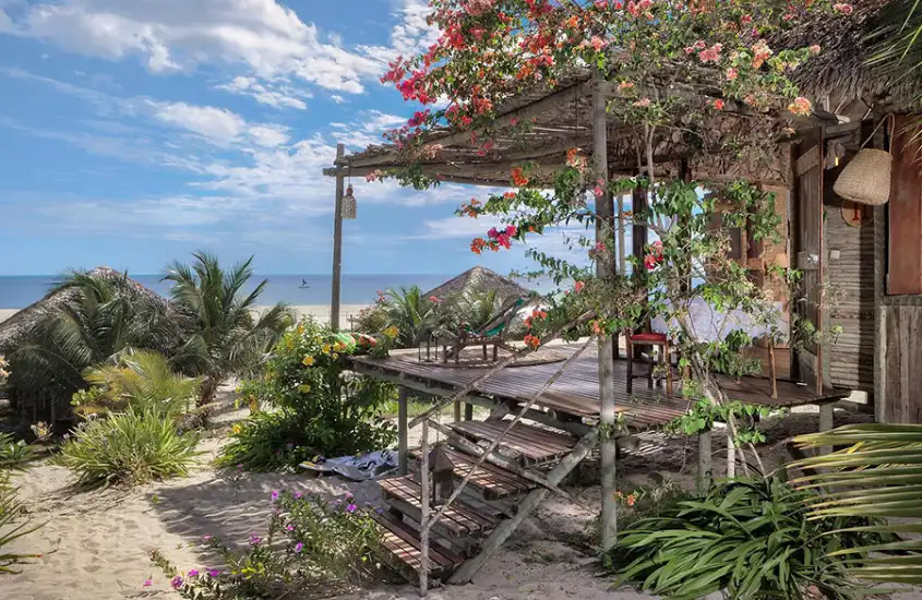 Bangalô rústico e acolhedor à beira da praia, decorado com flores e plant