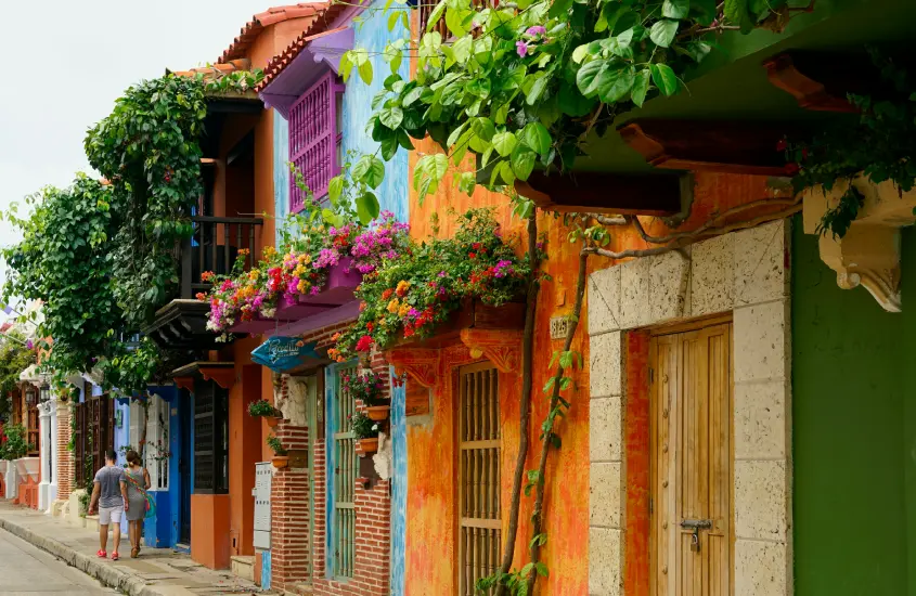 Ruas coloridas e floridas no centro histórico de Cartagena, Colômbia, destino para lua de mel na América do Sul