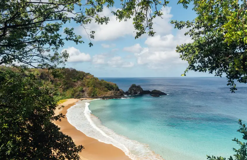 Vista paradisíaca da Baía do Sancho em Fernando de Noronha, Brasil