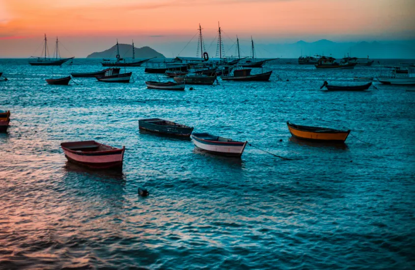 Barcos ancorados em Búzios ao entardecer, no litoral do Rio de Janeiro, Brasil