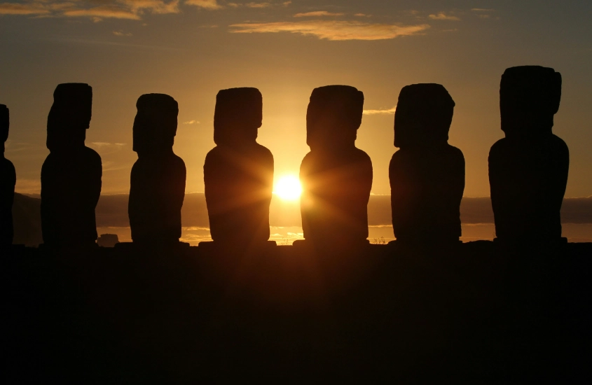 Moais alinhados ao pôr do sol na Ilha de Páscoa, Chile