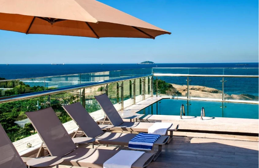 O Arena Ipanema Hotel é perfeito para quem quer um rooftop com piscina e vista para o Arpoador, em um ambiente descontraído.