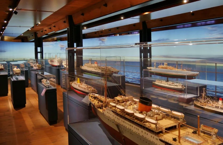 Exposição de modelos detalhados de navios históricos em vitrines no Museu Marítimo Internacional.