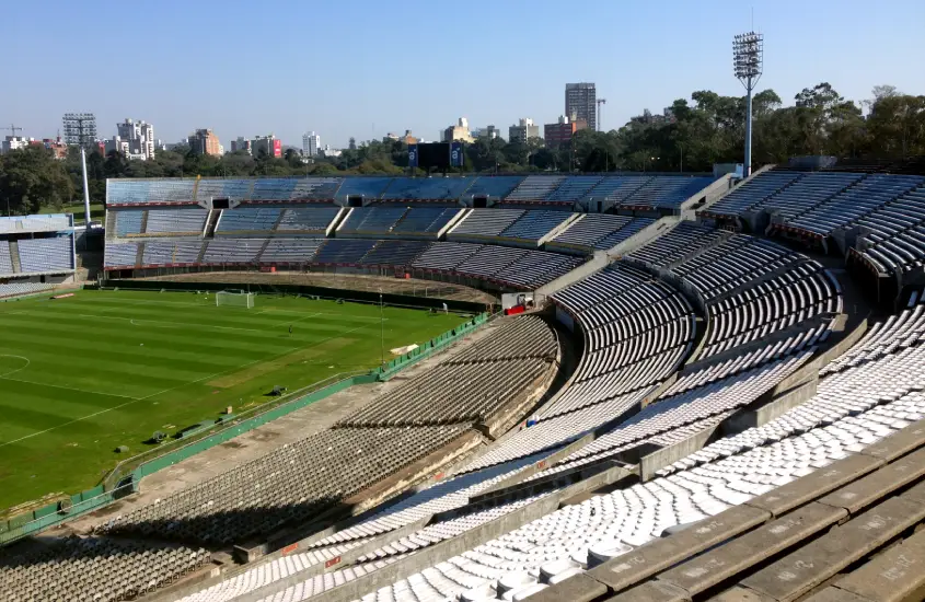 Estádio Centenário de Montevidéu com as arquibancadas vazias e o gramado verde impecável, palco da primeira Copa do Mundo em 1930