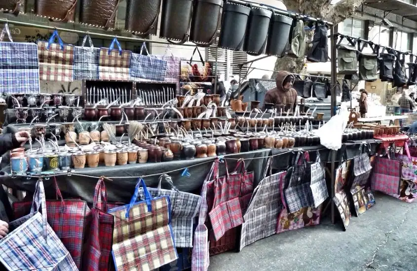 Barraca cheia de cuias de mate, bolsas e artigos tradicionais no Mercado de Tristán Narvaja, uma das feiras mais famosas e tradicionais de Montevidéu