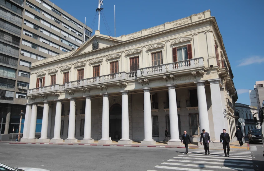 A fachada do Palácio Estévez, com suas colunas neoclássicas, agora abriga o Museu da Casa do Governo, localizado na Plaza Independencia em Montevidéu