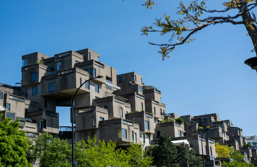 Conjunto arquitetônico icônico com módulos de concreto empilhados, representando um dos marcos mais inovadores da arquitetura moderna em Montreal