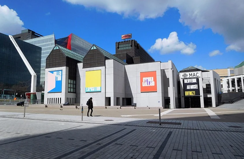 Fachada moderna do Museu de Arte Contemporânea, um centro cultural importante na cidade