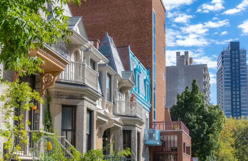 Famosas casas coloridas e com arquitetura vitoriana, características das ruas residenciais de Montreal, em um dia ensolarado