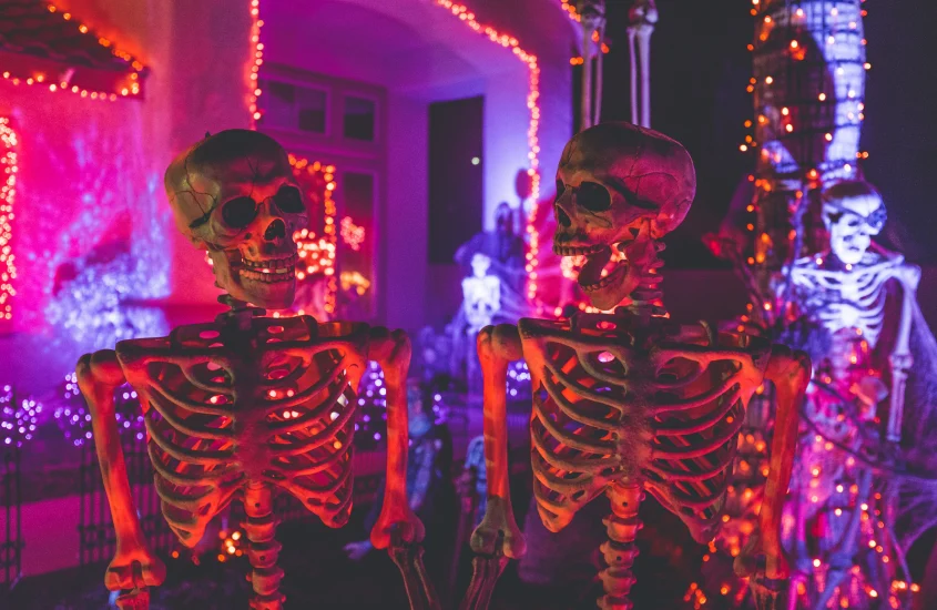 Decoração de esqueletos iluminados com luzes coloridas, temática de Halloween