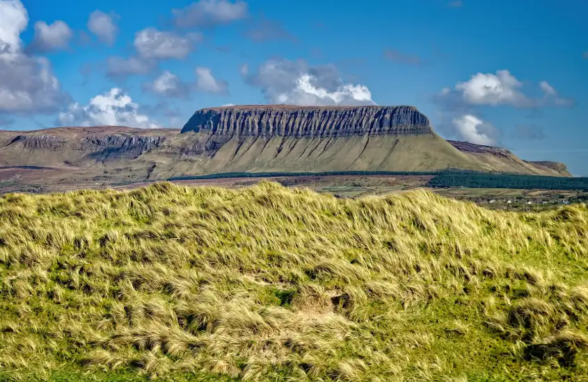 A montanha Benbulbin, um grande platô na Irlanda, com uma paisagem de grama verde