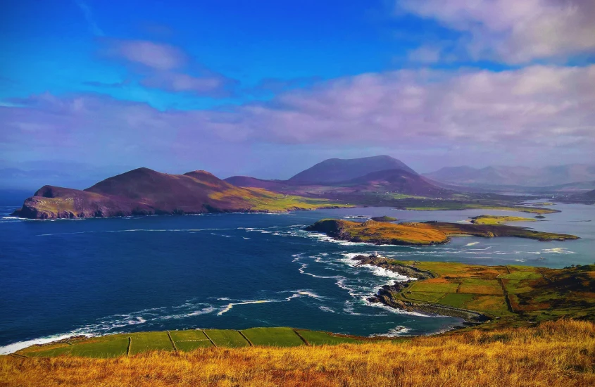 Vista panorâmica da costa de Ring of Kerry, com montanhas e o oceano Atlântico