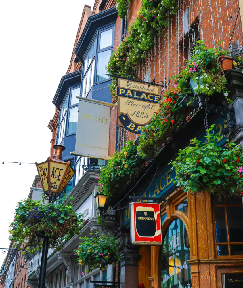 Fachada do Palace Bar em Dublin, com placas e vasos de flores pendurados