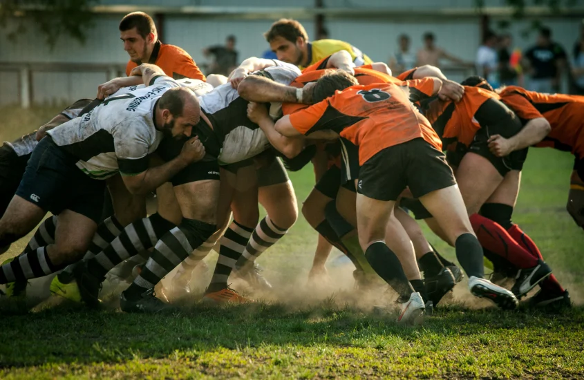 Jogadores de rúgbi em um scrum, simbolizando a intensidade do esporte, comum na Irlanda