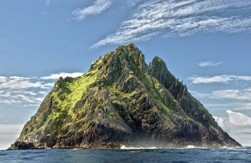 Skellig Michael, uma ilha rochosa e ícone natural da Irlanda, usada como locação em filmes