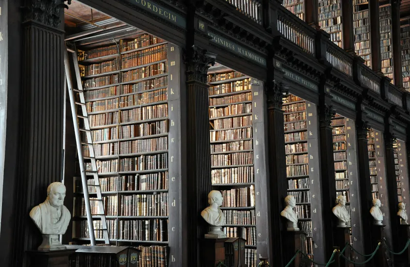 Biblioteca Long Room do Trinity College em Dublin, famosa por suas estantes de livros antigos e arquitetura impressionante