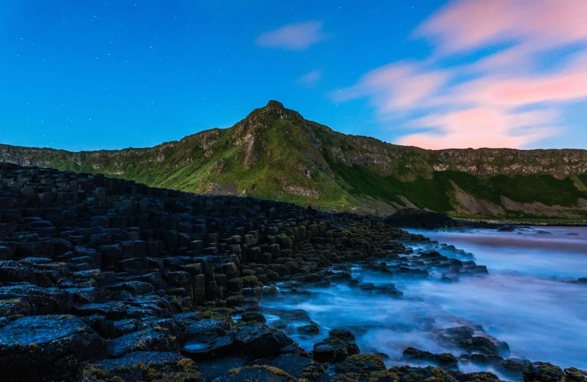 Calçada dos Gigantes, uma formação rochosa icônica da Irlanda do Norte, envolta em misticismo e história