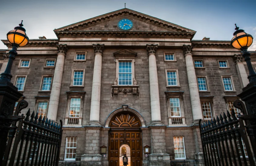 Fachada do Trinity College em Dublin, uma das mais renomadas universidades da Irlanda