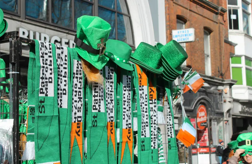 Exibição de chapéus e cachecóis verdes tradicionais, comemorando o St. Patrick's Day nas ruas da Irlanda