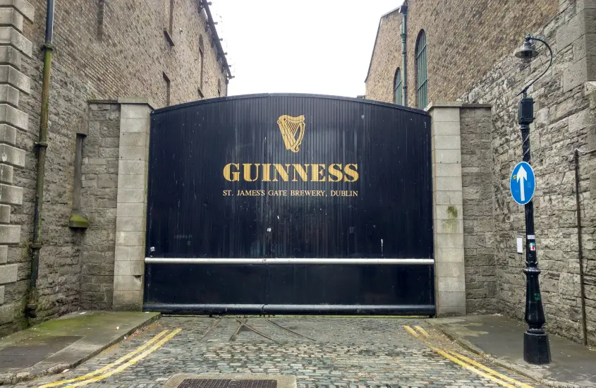 O icônico portão da St. James's Gate Brewery, casa da famosa cerveja Guinness, localizado em Dublin