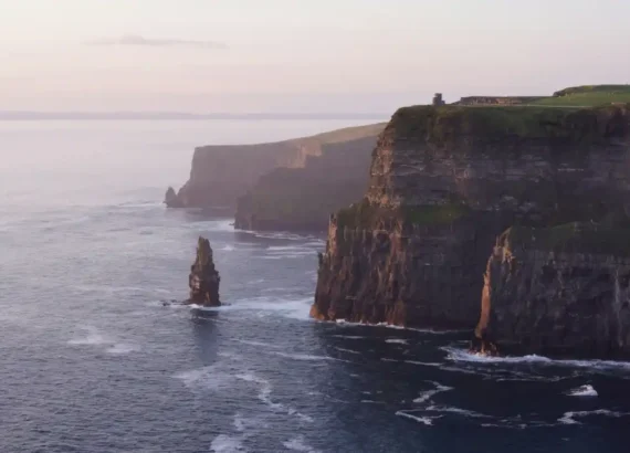 Falésias de Moher, Irlanda, com formações rochosas impressionantes ao longo da costa atlântica