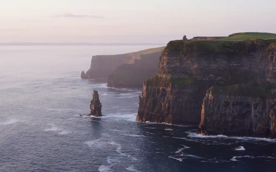 Falésias de Moher, Irlanda, com formações rochosas impressionantes ao longo da costa atlântica