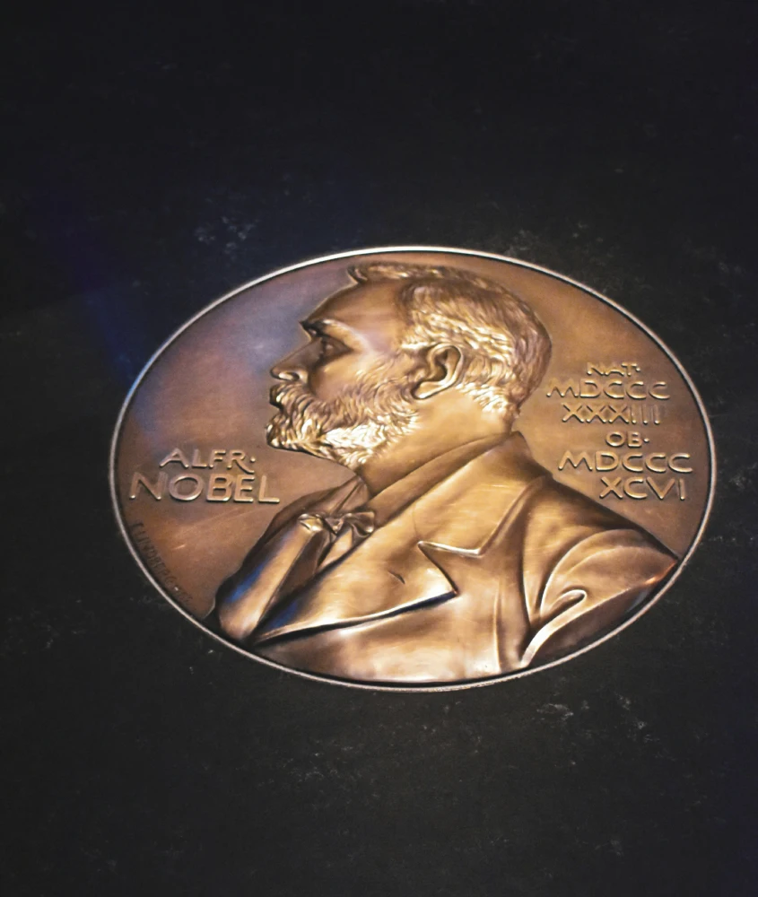 Medalha do Prêmio Nobel com a efígie de Alfred Nobel, destacando a contribuição sueca para o reconhecimento internacional.