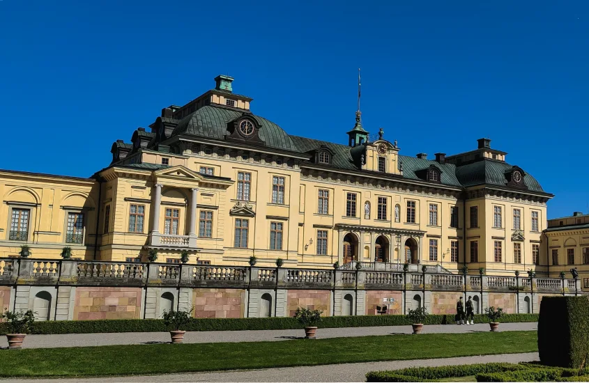 Vista do Palácio de Drottningholm, patrimônio mundial da UNESCO na Suécia, em um dia ensolarado.