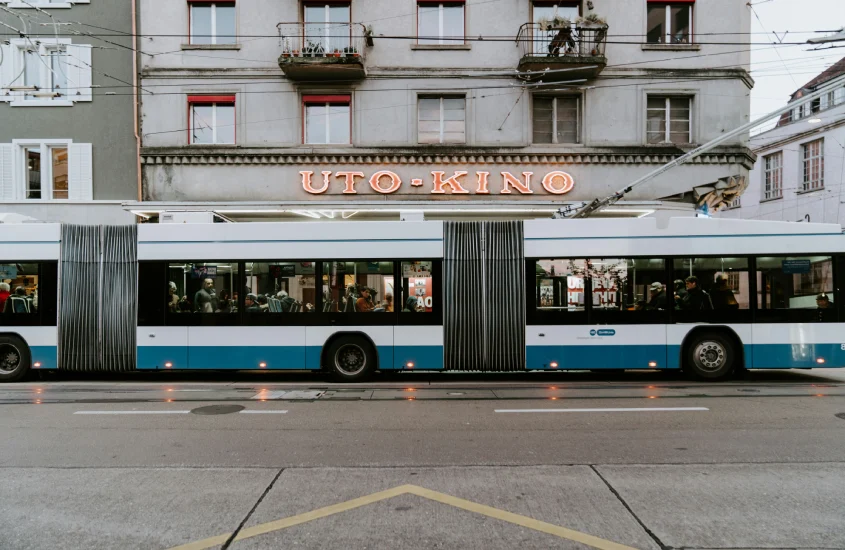 Bonde azul e branco passando em frente ao cinema Uto-Kino em Zurique, Suíça