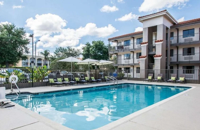 Piscina externa do Quality Inn & Suites By the Parks em Orlando