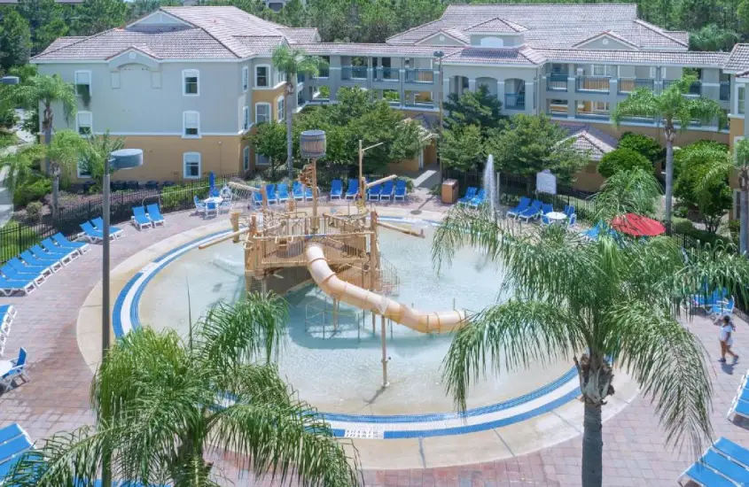 Piscina ao ar livre cercada por palmeiras no Holiday Inn Express & Suites Clermont SE - West Orlando