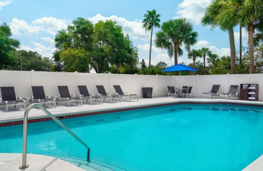 Piscina cercada por espreguiçadeiras no Fairfield Inn & Suites Lake Buena Vista