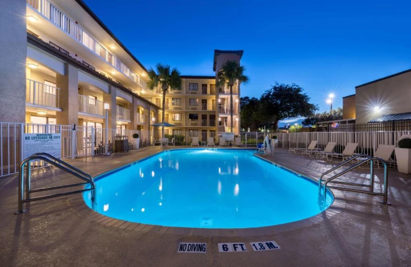 Área da piscina do Mai Hana Hotel na International Drive, em Orlando