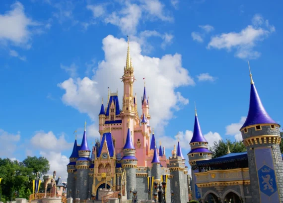 Castelo da Cinderela com torres azuis e céu azul ao fundo no Magic Kingdom, Disney World