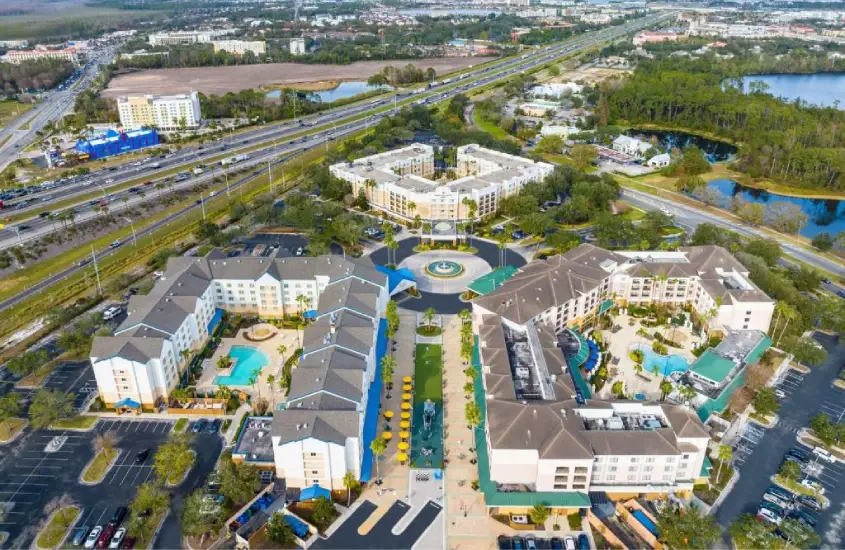 Piscina do Fairfield Inn & Suites Lake Buena Vista em uma área externa com espreguiçadeiras