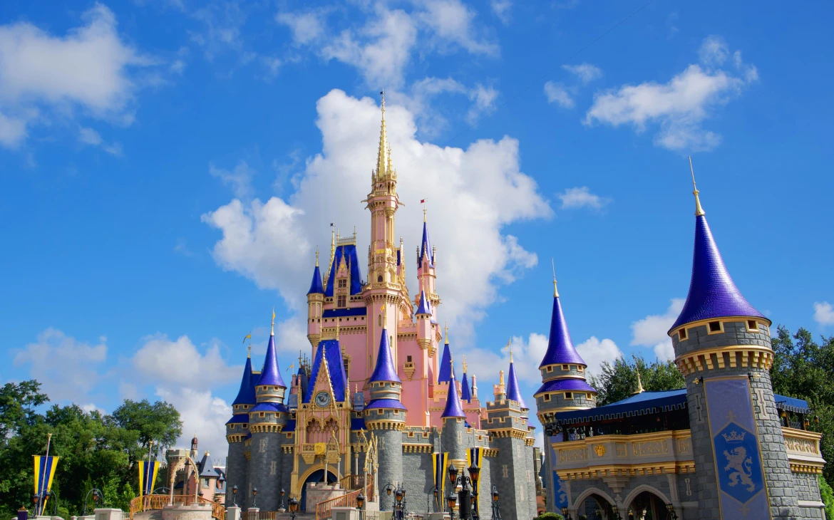 Castelo da Cinderela com torres azuis e céu azul ao fundo no Magic Kingdom, Disney World