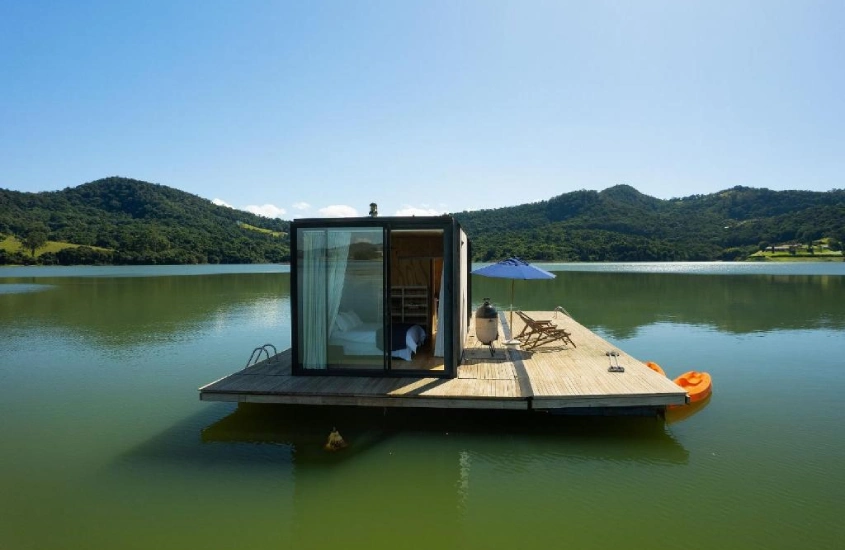 Piscina de borda infinita do Carmel Taíba Exclusive Resort, cercada por coqueiros e com vista para o mar.