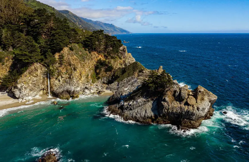 Costa rochosa e água azul cristalina, oferecendo um cenário perfeito para um escapada romântica