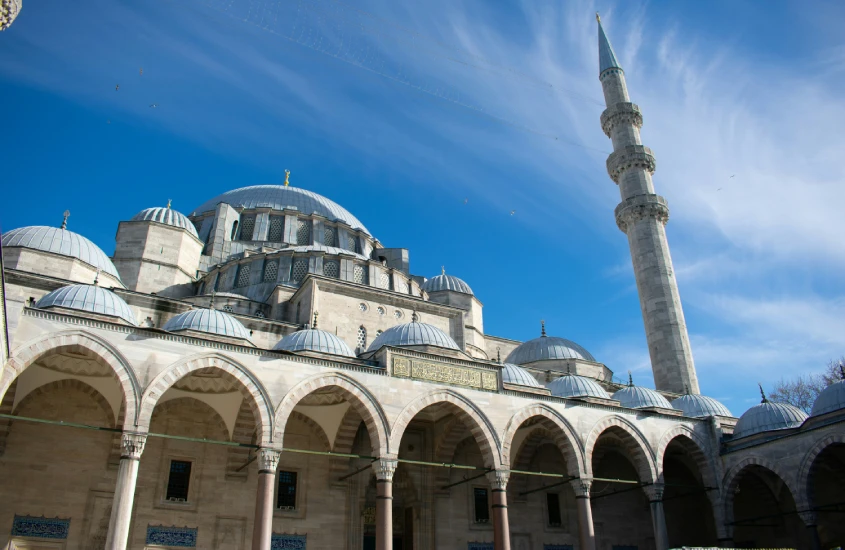 Mesquita Süleymaniye, uma das maiores e mais importantes de Istambul, com seu belo pátio e cúpulas que refletem a arquitetura otomana