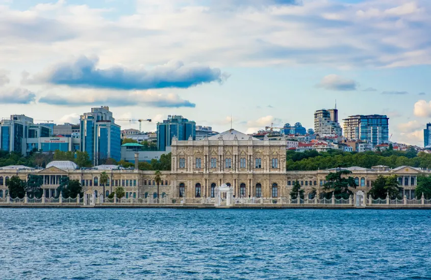 Vista do Palácio Dolmabahçe às margens do Bósforo, com a cidade de Istambul ao fundo