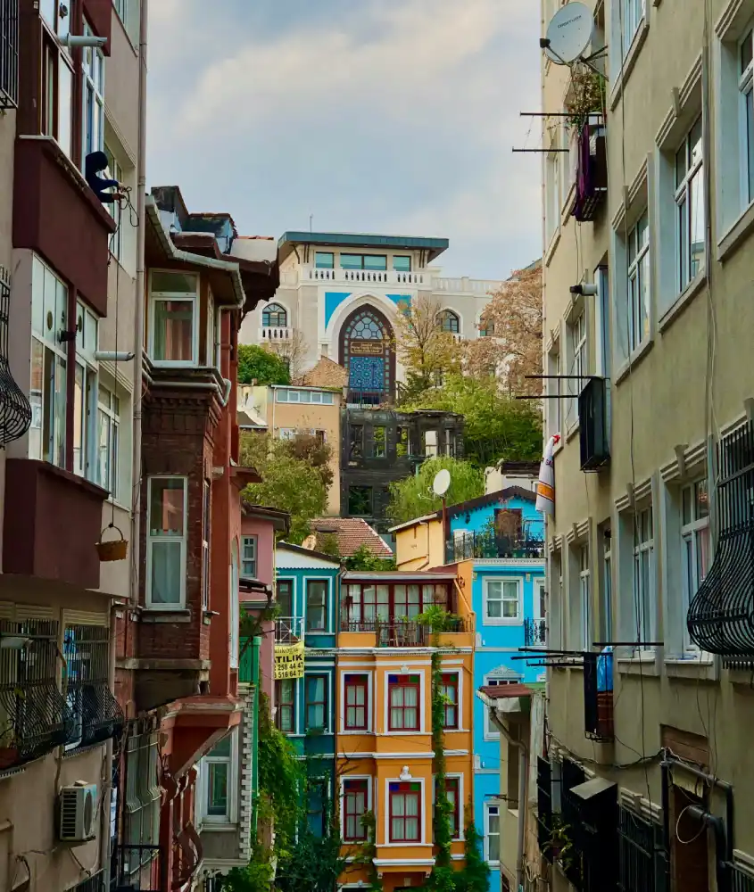 Rua estreita com edifícios coloridos no bairro de Balat, com uma vista de arquitetura tradicional em Istambul