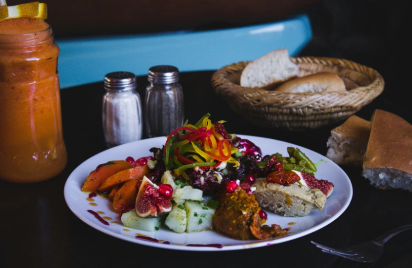 Prato colorido com vegetais frescos, figos e pão em um restaurante tradicional em Istambul