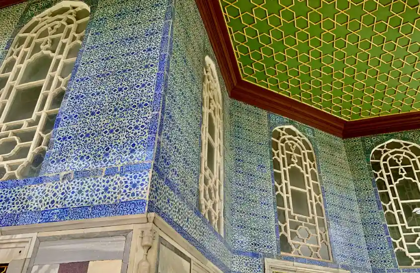 Detalhes de mosaicos azuis e verdes na Sala do Conselho Privado do Palácio Topkapi, demonstrando a riqueza do design otomano