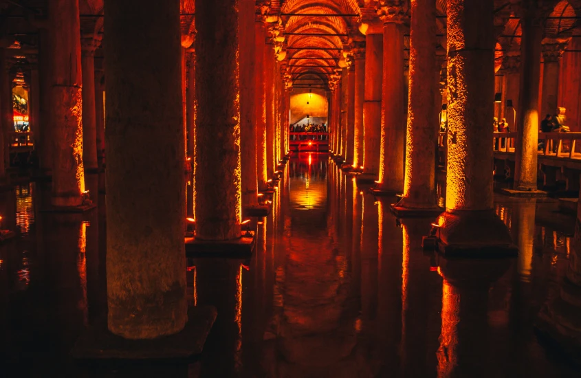 Cisterna da Basílica, um dos pontos turísticos de Istambul, com suas colunas iluminadas que criam uma atmosfera mística