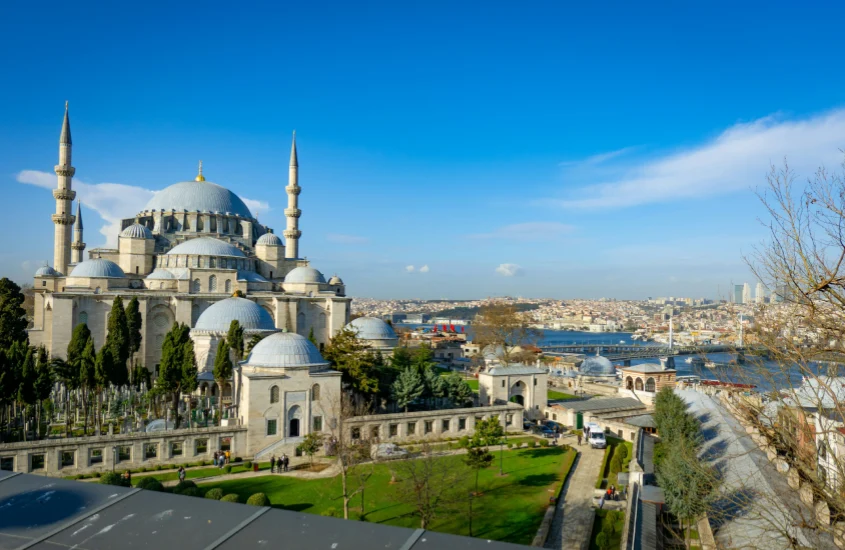 Vista panorâmica da Mesquita Süleymaniye, uma das maiores mesquitas de Istambul, com o Estreito de Bósforo ao fundo