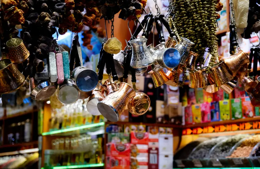 Itens tradicionais turcos em cobre, como cafeteiras e recipientes, pendurados em uma loja no Mercado de Especiarias de Istambul