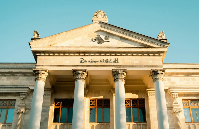 Fachada do Museu Arqueológico de Istambul, uma das instituições culturais mais importantes da cidade, com arquitetura neoclássica