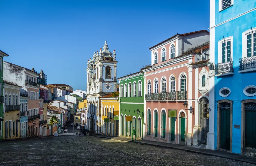 O Pelourinho é o maior conjunto arquitetônico colonial do Brasil e um dos lugares mais vibrantes de Salvador. Cada esquina conta um pouco da história e cultura da cidade.