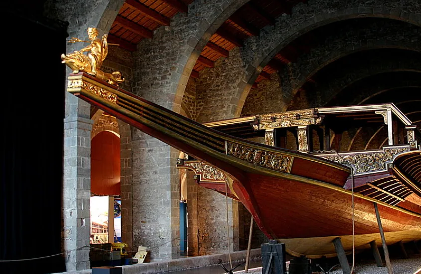 Interior de museu em Barcelona com barco iluminado