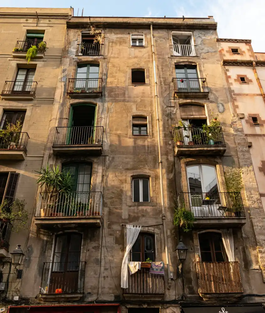 Em um dia ensolarado, fachada de um museu em Barcelona com plantas nas sacadas